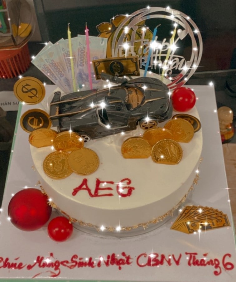 Chiếc bánh kem nhỏ chúc mừng sinh nhật các thành viên AEG
