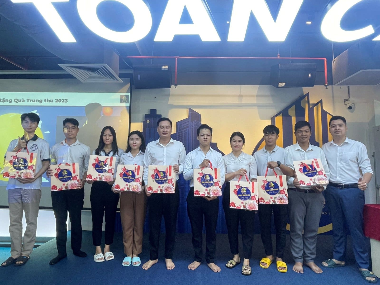 CBNV Các phòng, ban tại AEG nhận quà Trung thu