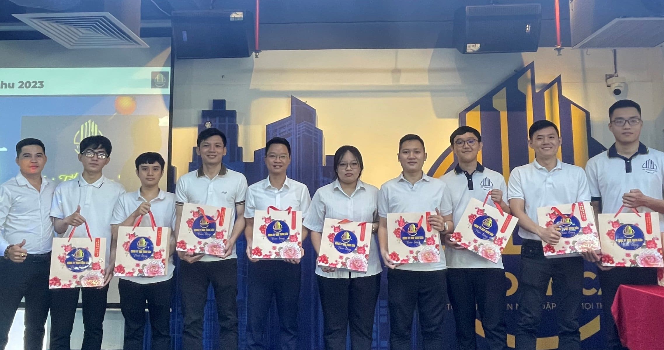 CBNV Các phòng, ban tại AEG nhận quà Trung thu