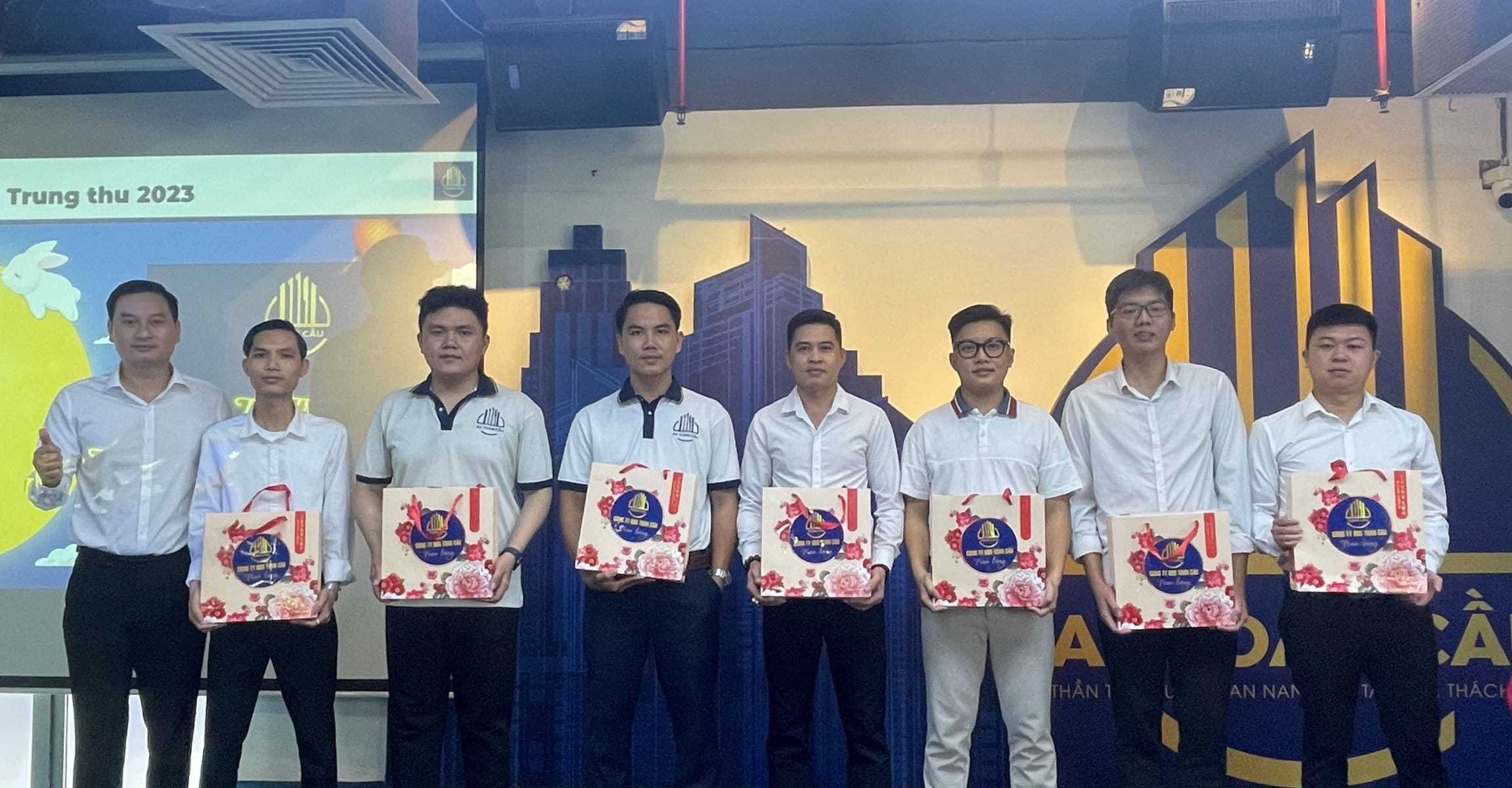CBNV Các phòng, ban tại AEG nhận quà Trung thu