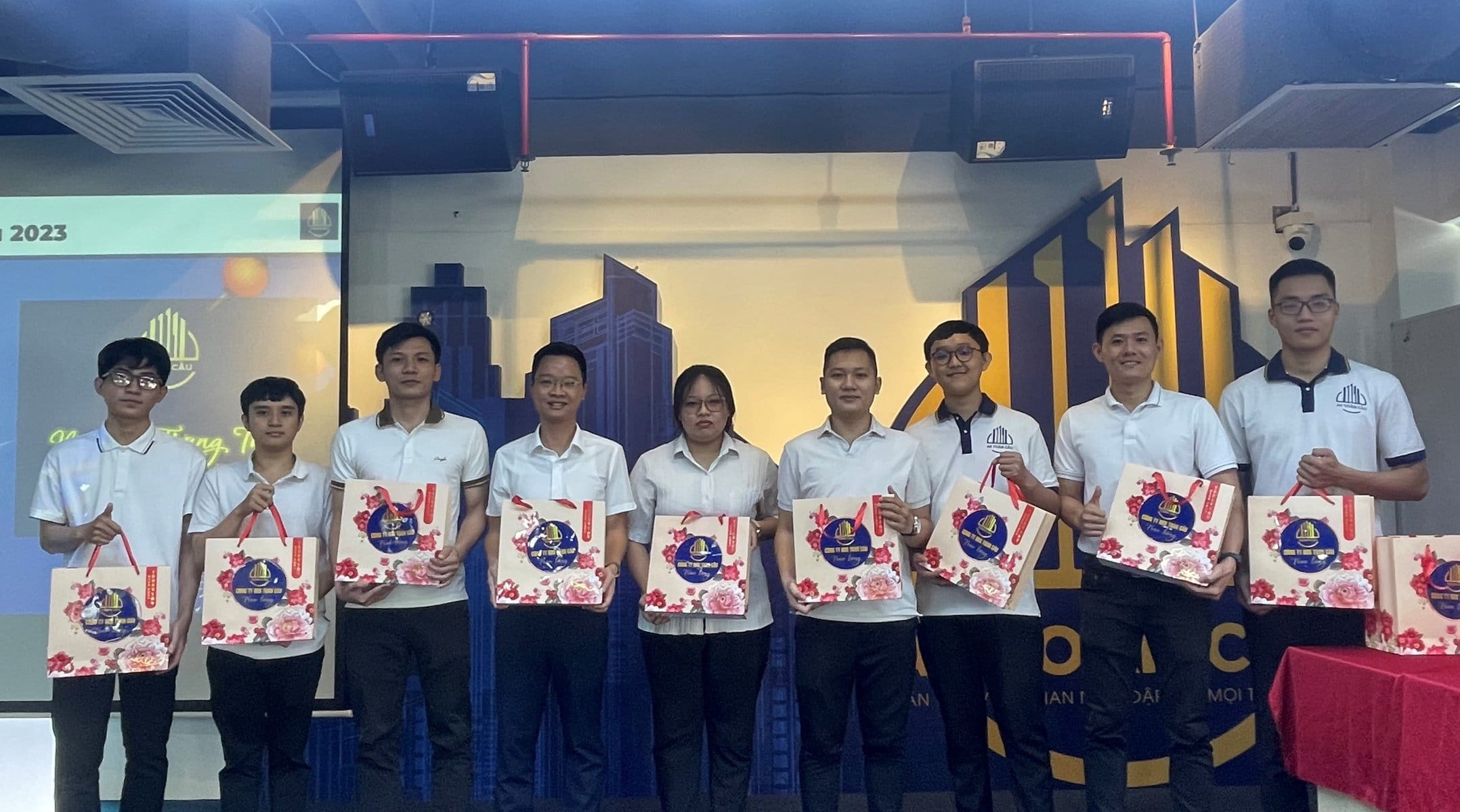 CBNV Các phòng, ban tại AEG nhận quà Trung thu