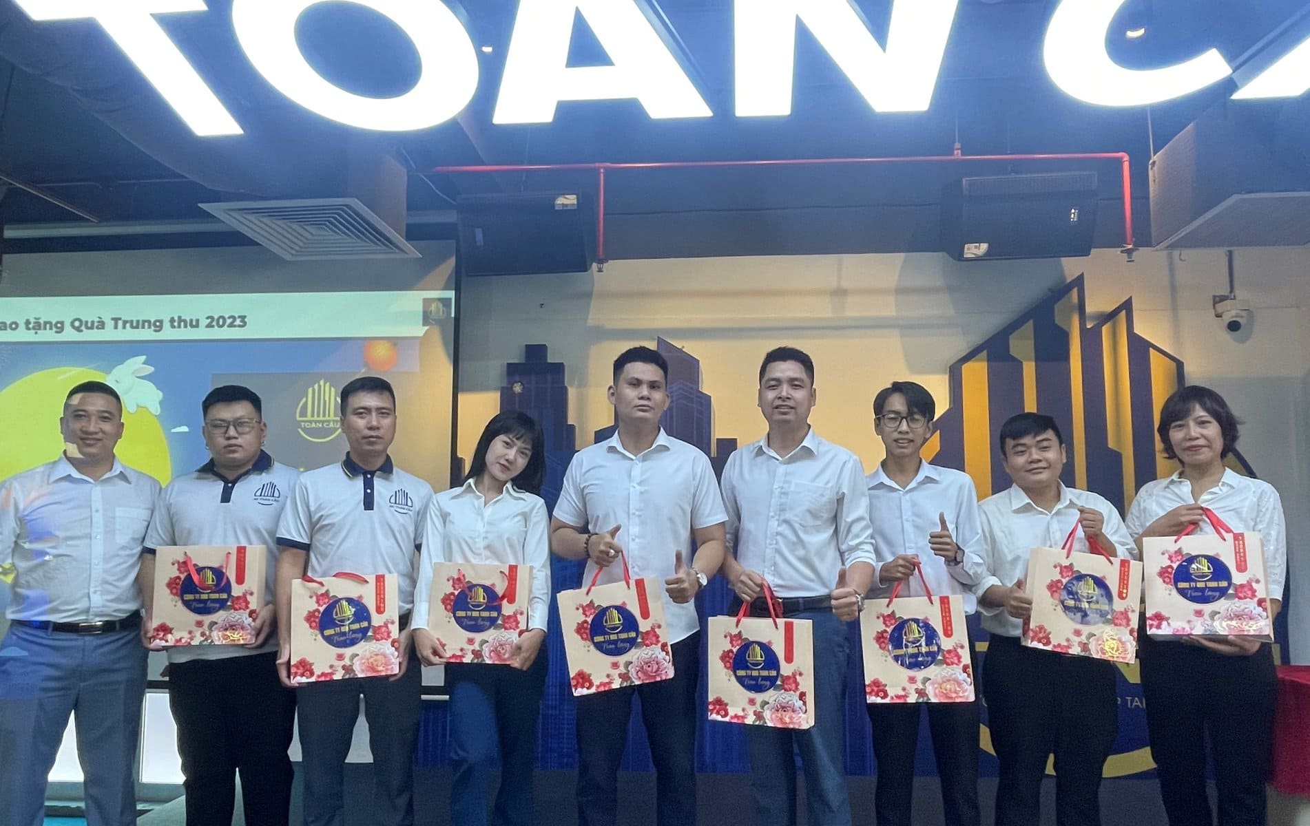 CBNV Các phòng, ban tại AEG nhận quà Trung thu