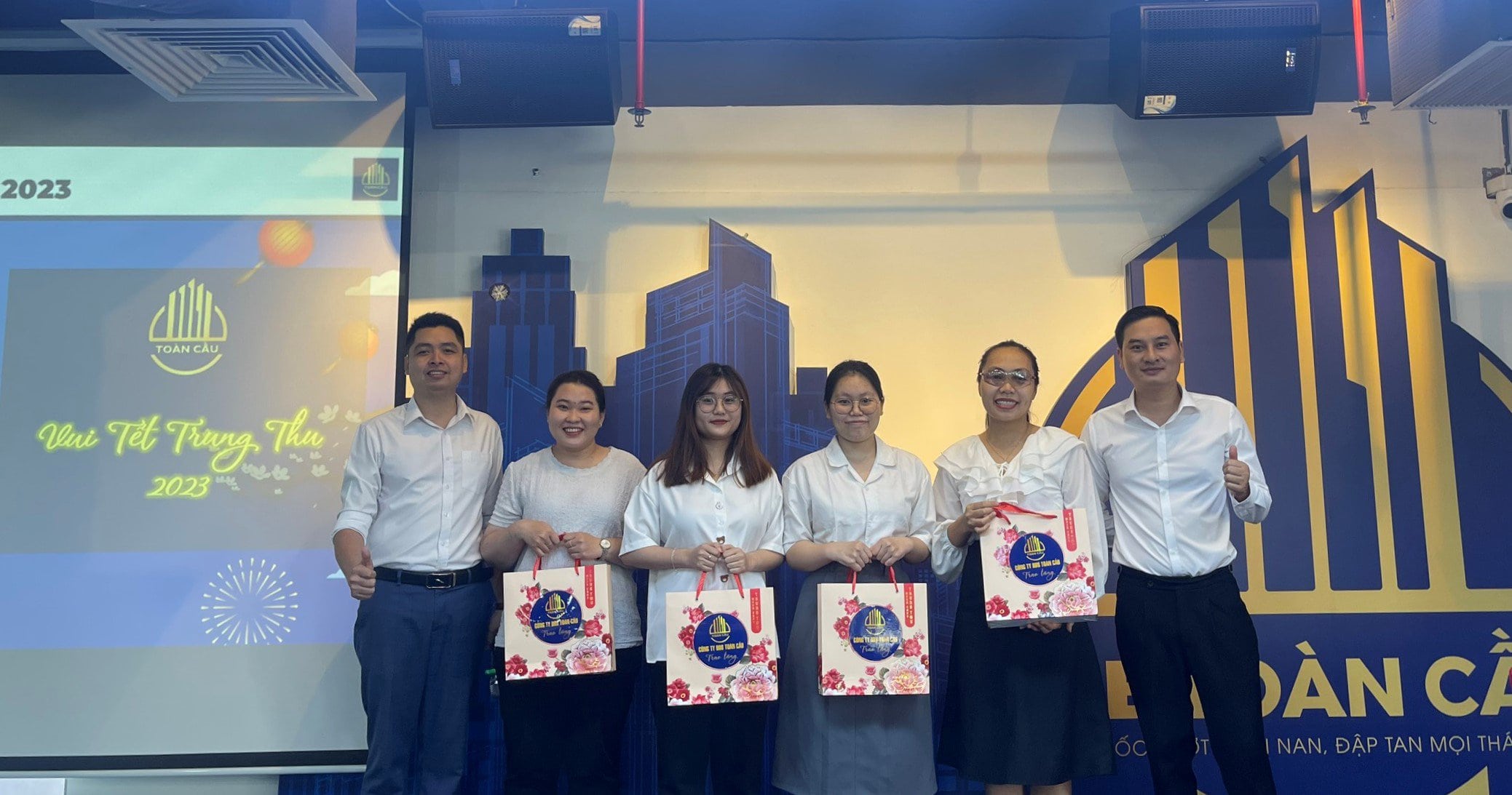 CBNV Các phòng, ban tại AEG nhận quà Trung thu