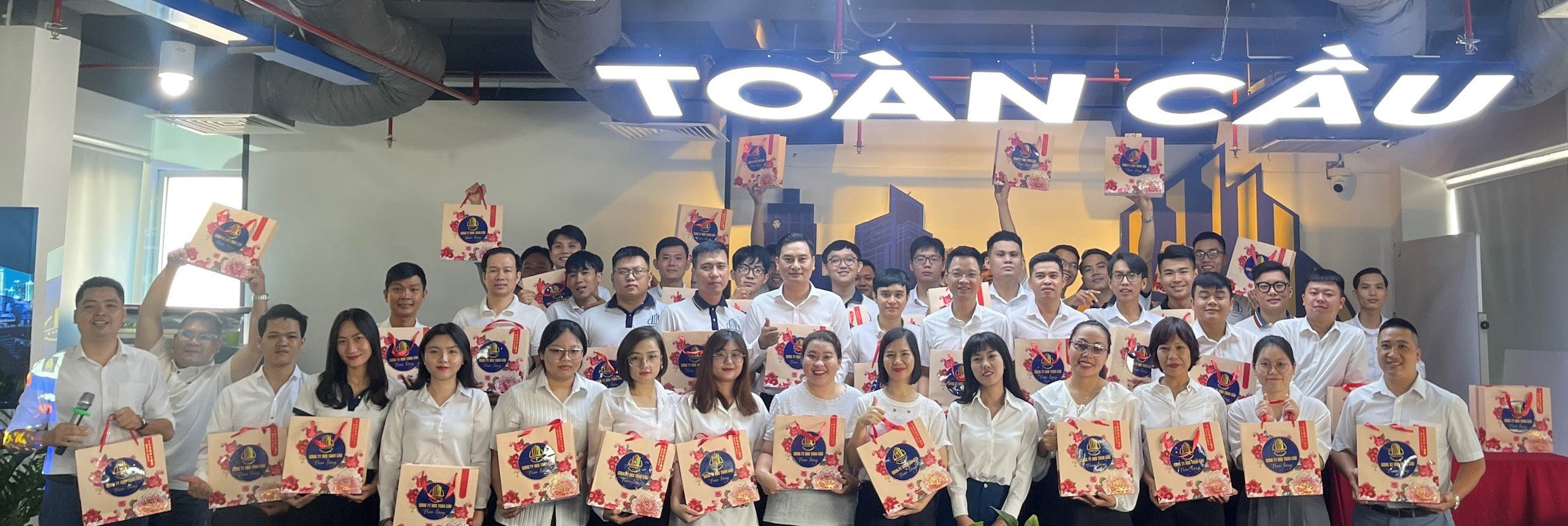 CBNV Công ty BĐS Toàn Cầu "khoe" quà Trung Thu