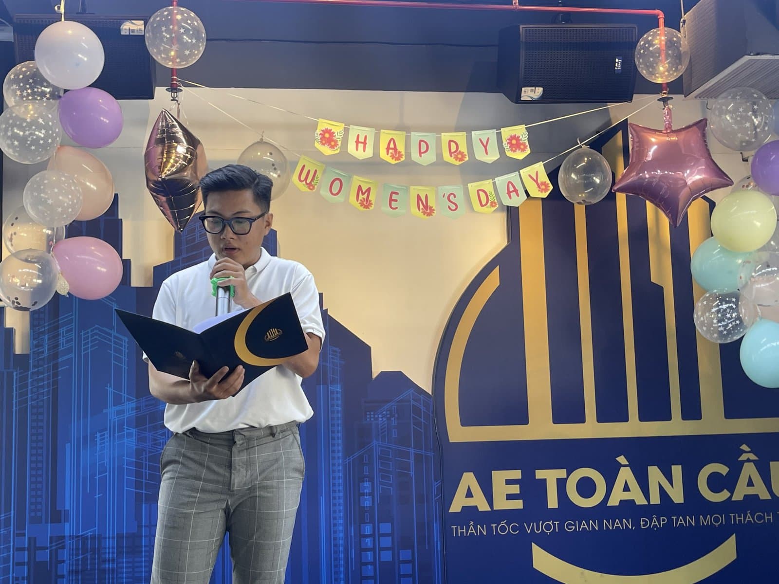 MC Quốc Thành phát biểu và giới thiệu các trò chơi