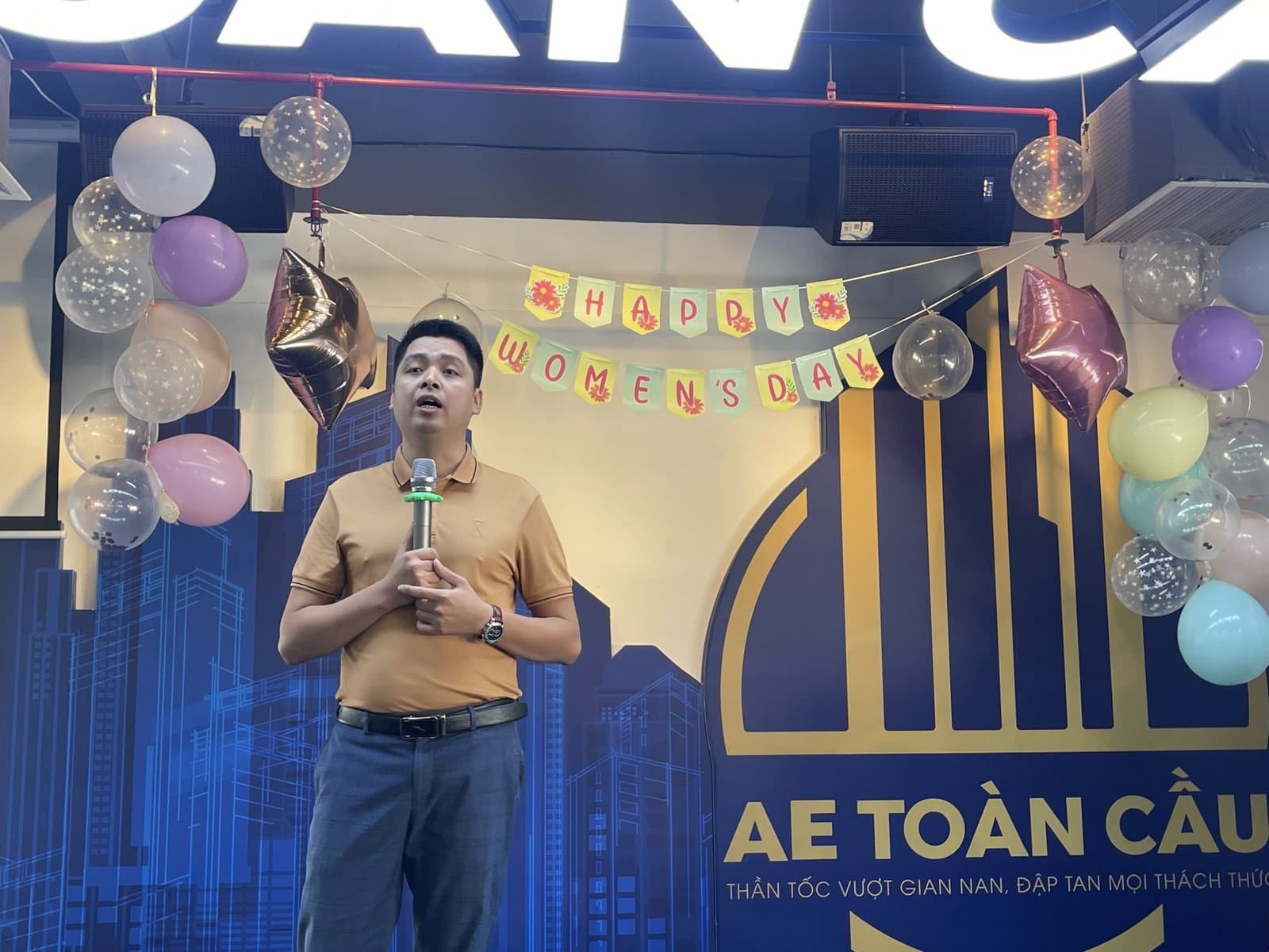 GĐKD Trọng Toàn thay mặt BLĐ phát biểu và chúc mừng Ngày Phụ nữ Việt Nam 20/10