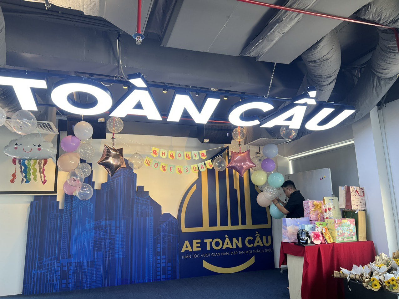 Các thành viên nam trang trí và chỉnh sửa concept liên tục để đảm bảo sân khấu luôn đẹp