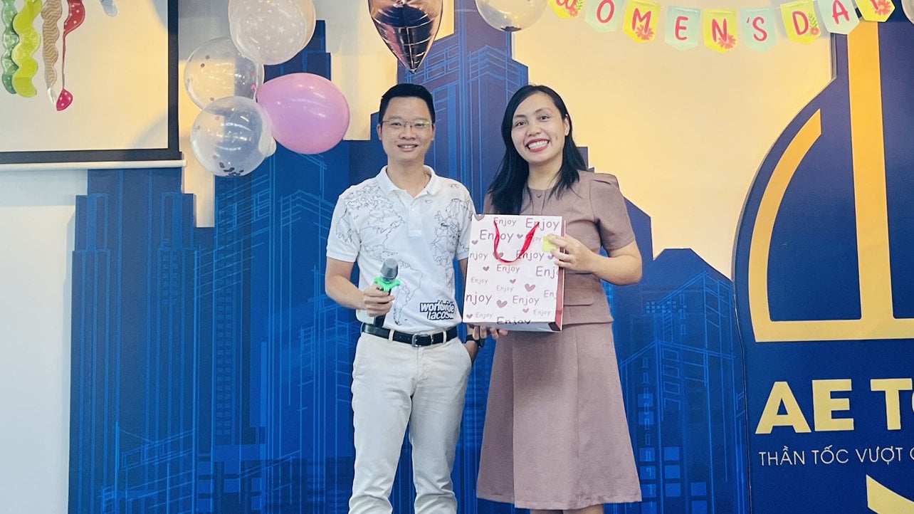 GĐKD Trọng Trung thay mặt BLĐ và thành viên AEG để gửi tặng món quà lớn tới GĐNS Nguyễn Thủy. Trân trọng cảm ơn chị!